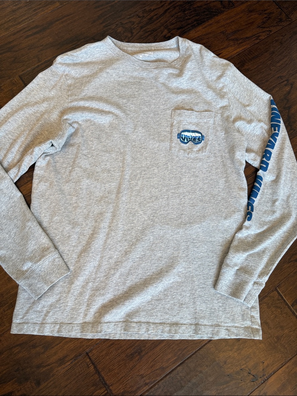 Men's Long-Sleeve vineyard vines Pocket Tee - Heather Gray with Blue Sleeve Logo